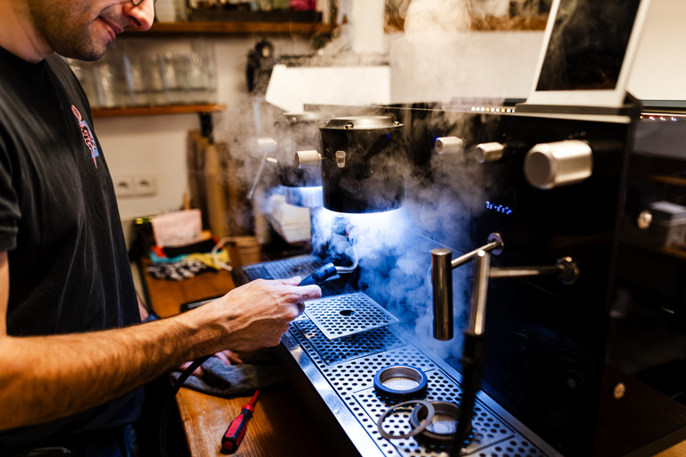 Jak nastavit kavárnu pro espresso i filtrovanou kávu: klíčové technické a provozní aspekty