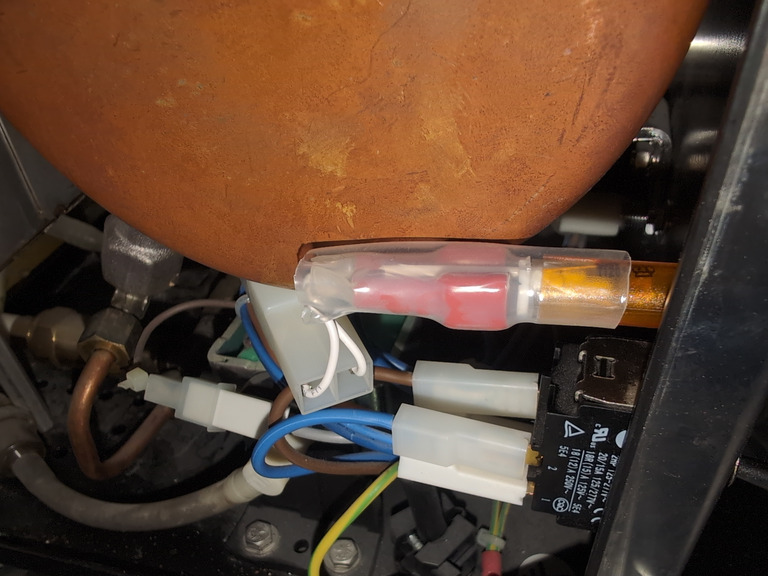 Detail bojleru a elektroinstalace v kávovaru během servisu