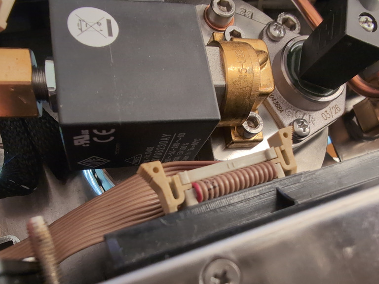 Detail elektromagnetického ventilu v kávovaru během servisní údržby