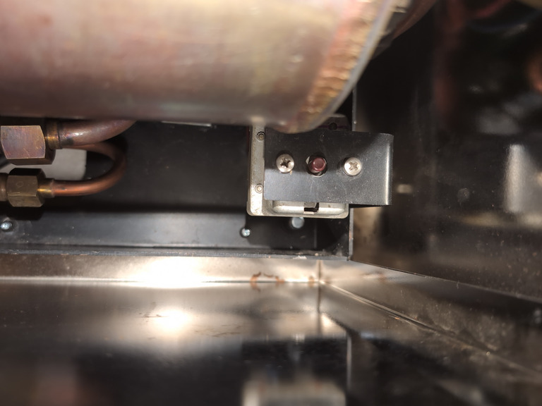 Vnitřek kávovaru s měděnými trubkami a elektromagnetickým ventilem