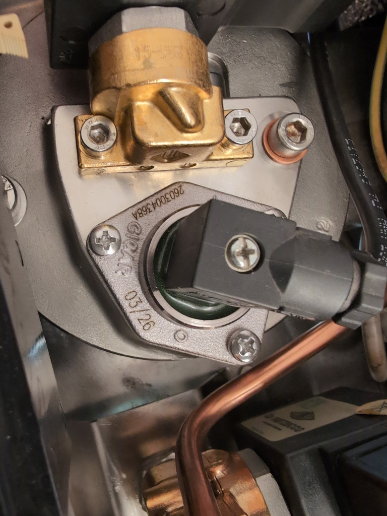 Detail elektromagnetického ventilu v útrobách kávovaru – ukázka servisního zásahu